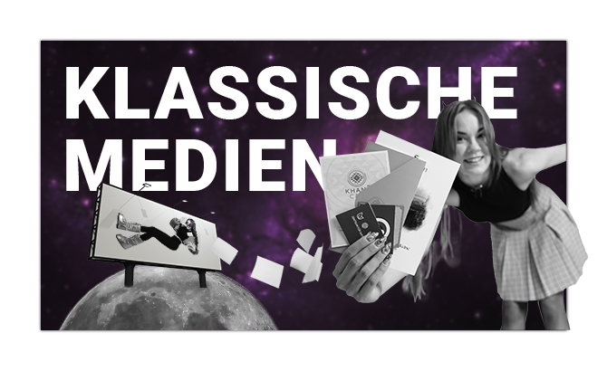Visualisierung klassischer Medienleistungen: Mitarbeiterin mit Grußkarte vor Weltraumhintergrund und LED-Werbung