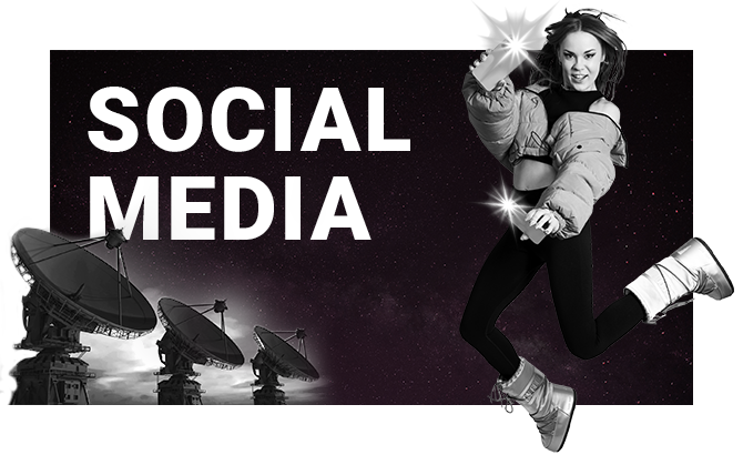 Visualisierung von Social-Media-Dienstleistungen: Mitarbeiterin mit Smartphones vor Himmel, Satellitenantennen im Vordergrund.