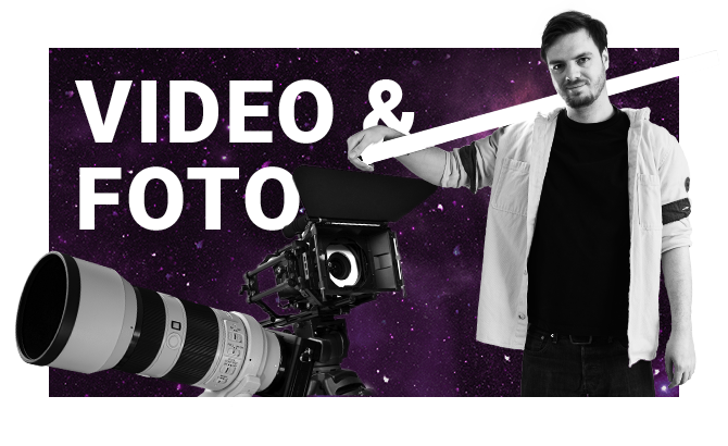 Darstellung von Video- und Fotodienstleistungen: Mitarbeiter mit Kamera vor Weltraumhintergrund und Schriftzug.